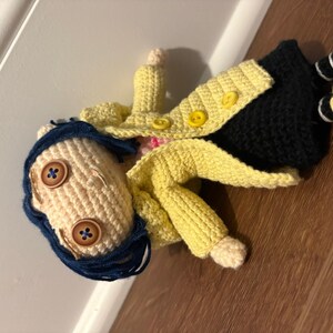 Muñeca Coraline tejida a mano: Interpretación detallada del personaje, artículo de colección para fans de la película. imagen 5