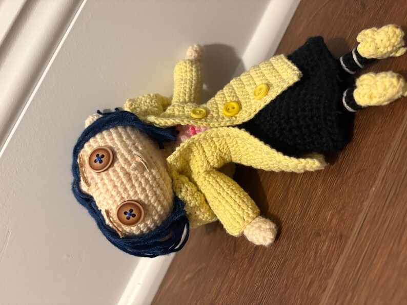 Muñeca Coraline tejida a mano: Interpretación detallada del personaje, artículo de colección para fans de la película. imagen 5