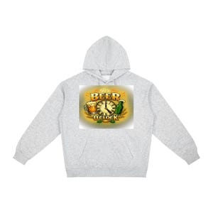 Puede incluir: Sudadera con capucha gris claro con un gráfico frontal. El gráfico presenta un reloj con las palabras "It's Beer O'Clock" e imágenes de jarras y botellas de cerveza. La sudadera con capucha tiene una capucha y un bolsillo delantero.