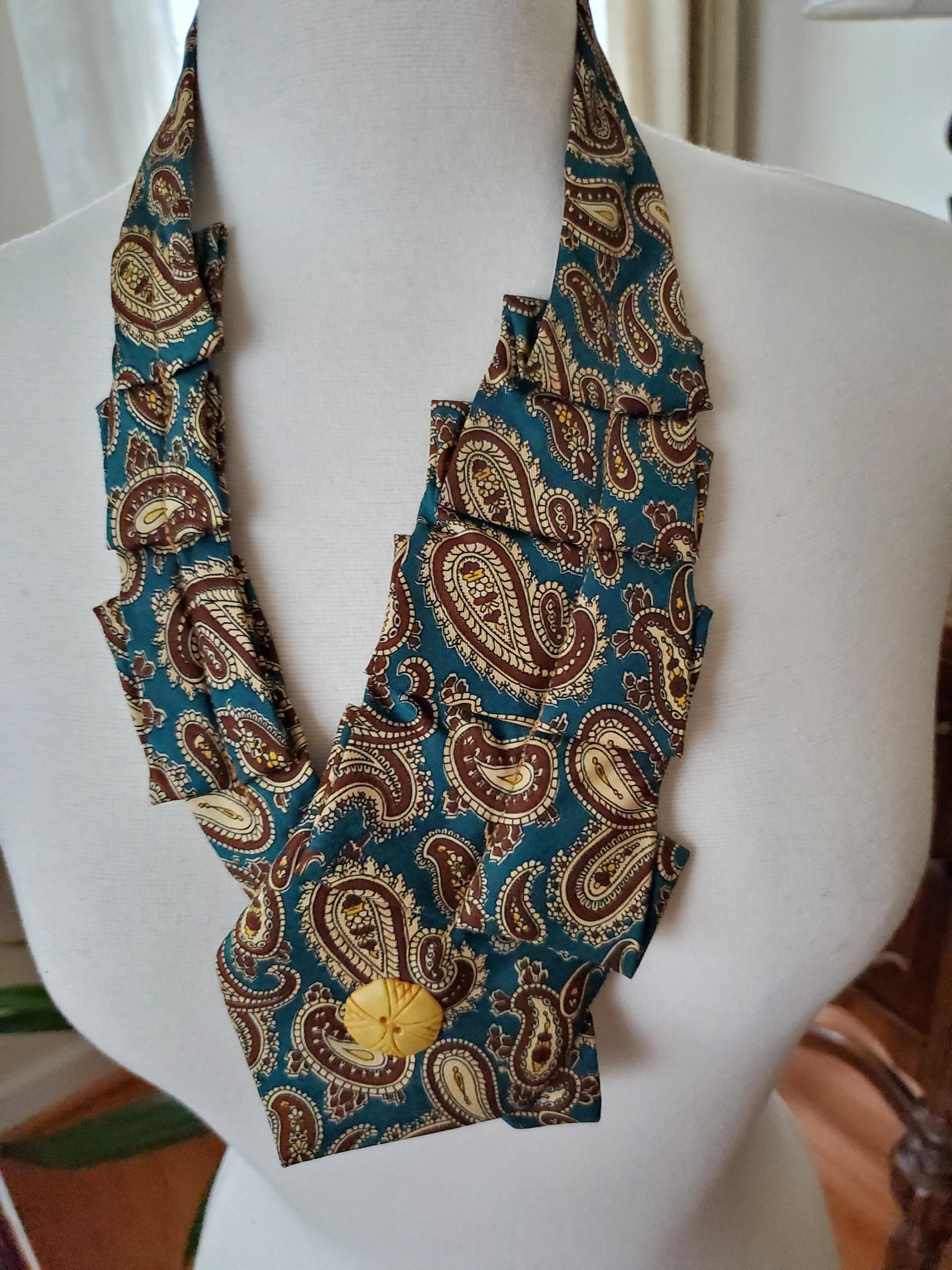 pleated necktie