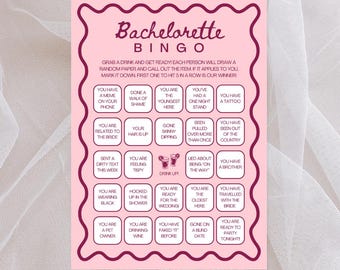Pode incluir: Um cartão de jogo Bachelorette Bingo retangular com fundo rosa claro e borda recortada rosa escuro. O cartão apresenta o título Bachelorette BINGO e uma grade de vinte e cinco quadrados contendo vários textos com tema de festa.