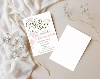 Pode incluir: Um convite para chá de panela com o texto "Courtney's Fresh Off The Market". O convite é branco com texto rosa e verde e uma ilustração floral. Há um cartão em branco ao lado.