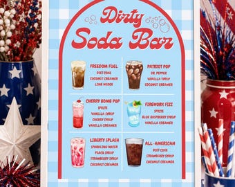 Pode incluir: Uma placa emoldurada com fundo xadrez vichy azul claro, o texto vermelho Dirty Soda Bar e um menu de seis bebidas: Freedom Fuel, Patriot Pop, Cherry Bomb Pop, Firework Fizz, Liberty Splash e All-American com seus ingredientes.