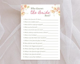 Pode incluir: Um cartão branco com o texto "Who Knows the Bride Best?" em escrita rosa, com um design floral. O cartão inclui perguntas para preencher sobre a noiva, perfeito para um jogo de chá de panela.