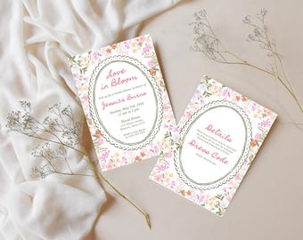 Pode incluir: Dois cartões de convite com padrão floral com o texto "Love in Bloom" e "Jessica Burns". Os cartões têm uma moldura oval e uma borda ondulada. O segundo cartão diz "Detalhes" e "Código de Vestimenta".