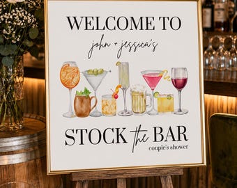 Pode incluir: Uma placa retangular numa moldura dourada com o texto WELCOME TO john + jessica's STOCK the BAR couple's shower. O centro apresenta ilustrações em aguarela de vários cocktails, uma caneca de cerveja e copos de vinho em cores vivas.