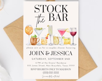 Pode incluir: Um convite creme com o texto "STOCK the BAR" e ilustrações em aquarela de vários coquetéis. O convite é para um chá de bebê em homenagem a John & Jessica, com detalhes do evento e informações RSVP.