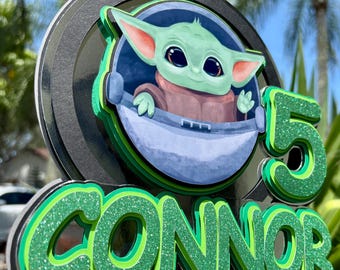 Baby Yoda Tortenstecker personalisiert – Grogu Tortendeko mit Name und Alter – Star Wars Partydekoration – Kinder Tortendeko