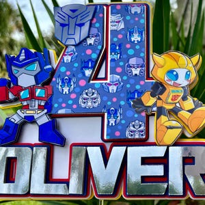 Adorno para tarta de Baby Transformers – Nombre y edad personalizados – Decoración para fiesta de cumpleaños de robots – Inspirado en Bumblebee y Optimus Prime – Adorno para tarta infantil
