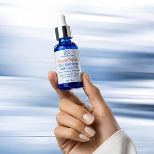 K&ouml;nnte beinhalten: Eine kleine blaue Glastropfflasche mit Copper Peptide Glass Skin Serum GHK-Cu 3.33% und einem wei&szlig;en Tropfverschluss. Das Etikett tr&auml;gt den Text Copper Peptide Glass Skin Serum GHK-Cu 3.33% und gibt ein Volumen von 30 ml an.