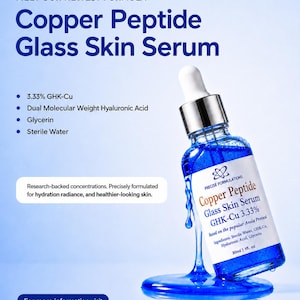 K&ouml;nnte beinhalten: Eine Glastropfflasche mit leuchtend blauem Copper Peptide Glass Skin Serum. Das Etikett listet 3,33 % GHK-Cu, Hyalurons&auml;ure, Glycerin und steriles Wasser auf. Die Flasche enth&auml;lt 30 ml und zeigt blaues Serum, das aus der Pipette tropft.