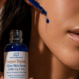 K&ouml;nnte beinhalten: Eine 30 ml Flasche Precise Formulations Copper Peptide Glass Skin Serum GHK-Cu 3.33% mit einer Pipette, die eine leuchtend blaue Fl&uuml;ssigkeit abgibt. Das Etikett listet Inhaltsstoffe wie steriles Wasser, GHK-Cu, Hyalurons&auml;ure und Glycerin auf.