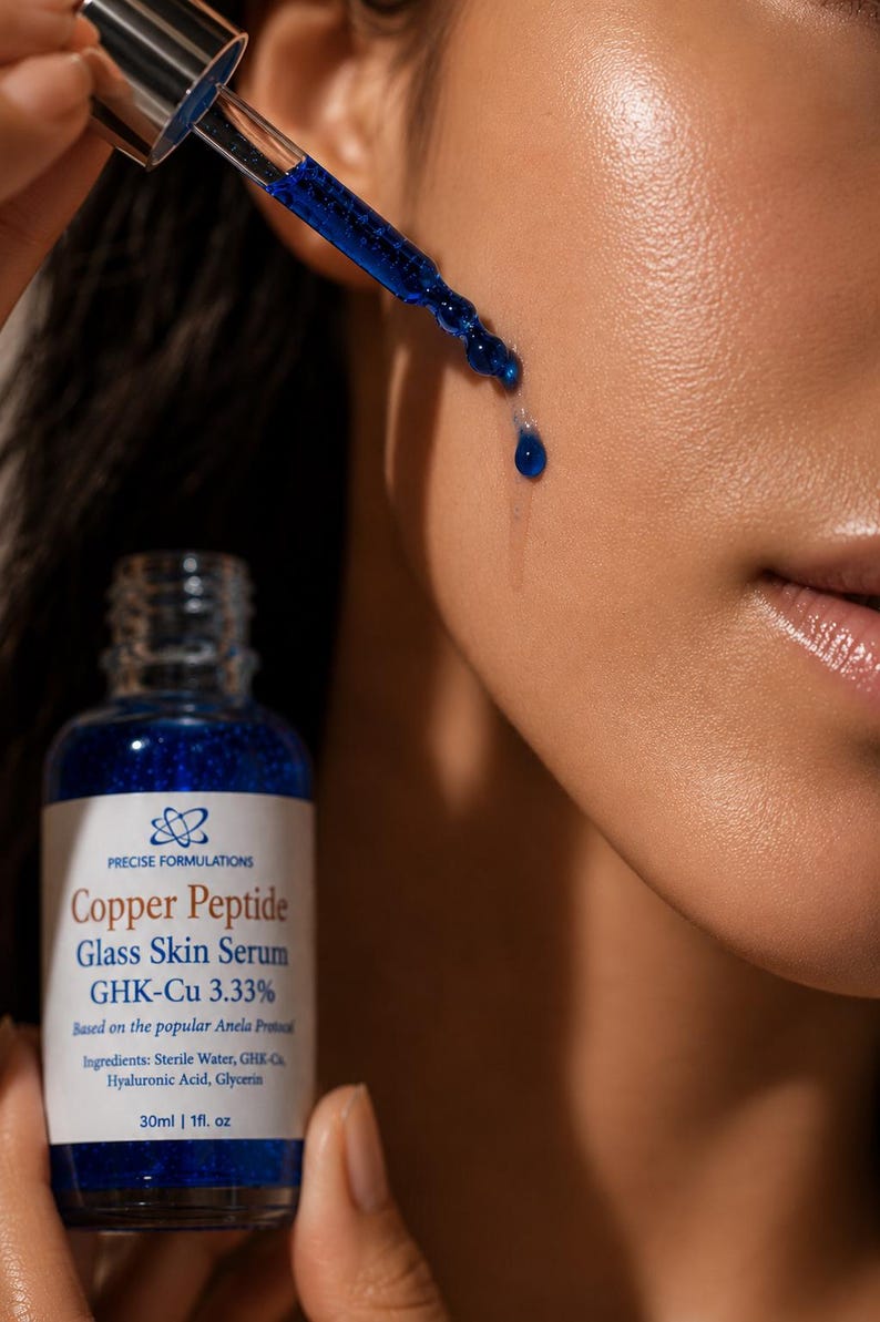 K&ouml;nnte beinhalten: Eine 30 ml Flasche Precise Formulations Copper Peptide Glass Skin Serum GHK-Cu 3.33% mit einer Pipette, die eine leuchtend blaue Fl&uuml;ssigkeit abgibt. Das Etikett listet Inhaltsstoffe wie steriles Wasser, GHK-Cu, Hyalurons&auml;ure und Glycerin auf.