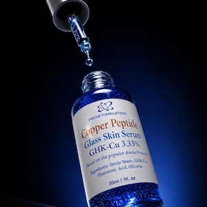 K&ouml;nnte beinhalten: Eine klare Glasflasche mit blauem Copper Peptide Glass Skin Serum GHK-Cu 3,33 % von Precise Formulations. Das Etikett listet Inhaltsstoffe wie steriles Wasser, GHK-Cu, Hyalurons&auml;ure und Glycerin auf. Die Flasche enth&auml;lt 30 ml.
