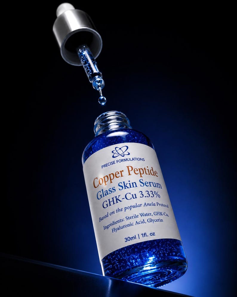 K&ouml;nnte beinhalten: Eine klare Glasflasche mit blauem Copper Peptide Glass Skin Serum GHK-Cu 3,33 % von Precise Formulations. Das Etikett listet Inhaltsstoffe wie steriles Wasser, GHK-Cu, Hyalurons&auml;ure und Glycerin auf. Die Flasche enth&auml;lt 30 ml.