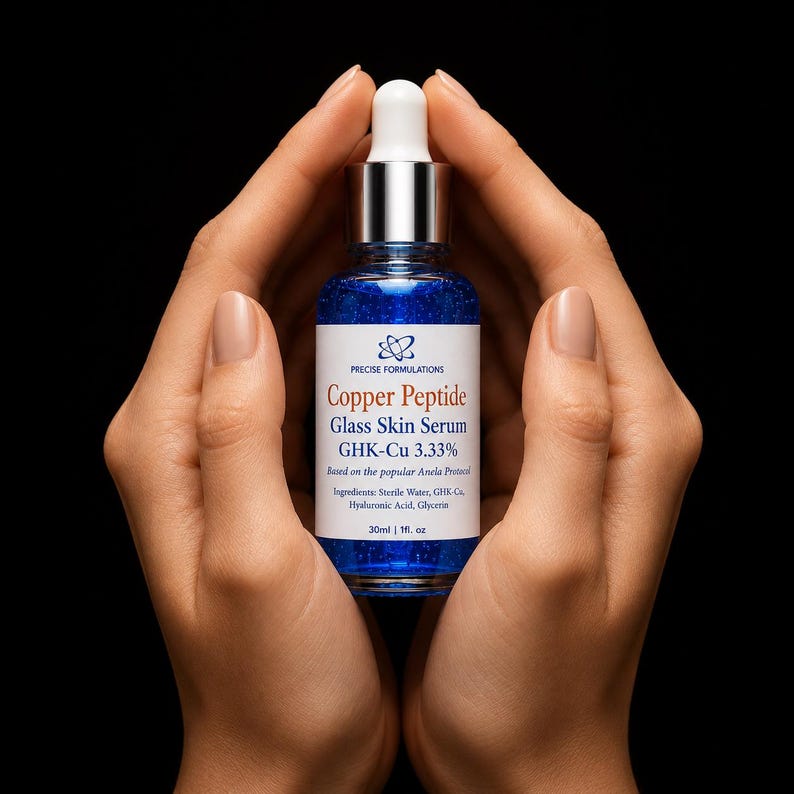 K&ouml;nnte beinhalten: Eine blaue Glastropfflasche mit Copper Peptide Glass Skin Serum GHK-Cu 3.33% von Precise Formulations. Das Etikett listet Inhaltsstoffe wie steriles Wasser, GHK-Cu, Hyalurons&auml;ure und Glycerin auf, mit einem Volumen von 30ml.