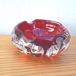 Bol en cristal rouge rubis Orrefors vintage | Cendrier Mid-Century Moderne par W. Johansson