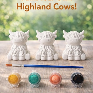 Puede incluir: Kit de manualidades "Pinta tus propias vacas de las Highlands" con tres figuras de vacas blancas, un pincel y cuatro botes de pintura. El texto está en la parte superior.