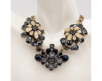 Collar llamativo con flor de cristal de J. Crew, babero en tono dorado envejecido con diamantes de imitación.