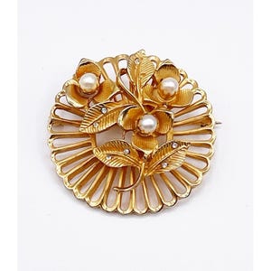 Broche floral vintage Kramer en tono dorado con parte trasera en abanico, perlas de imitación y diamantes de imitación, firmado