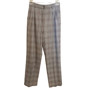 Op de afbeelding: Een broek met ruitjespatroon, een hoge taille en een knoopsluiting. De broek is bruin en wit geruit.