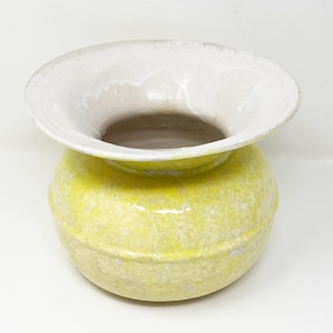 Vintage Cottagecore handgemaakte aardewerk vaas/plantenbak rustiek geel witte boerderij