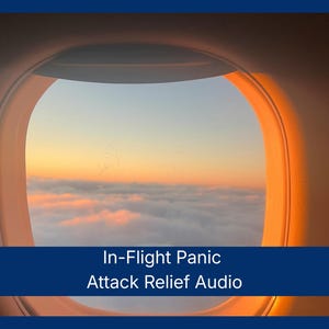 Könnte beinhalten: Ein Blick aus einem Flugzeugfenster zeigt einen Sonnenuntergang über einer Wolkenschicht mit warmem orangefarbenem Licht. Der Text In-Flight Panic Attack Relief Audio ist in Weiß auf einem dunkelblauen Balken im unteren Bereich zu sehen.