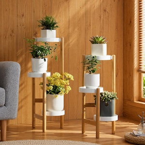 Puede incluir: Dos estanterías de madera para plantas con estantes y macetas blancas. Los soportes tienen un marco de madera natural y sostienen varias plantas con follaje verde y flores amarillas. Las macetas son blancas y grises.