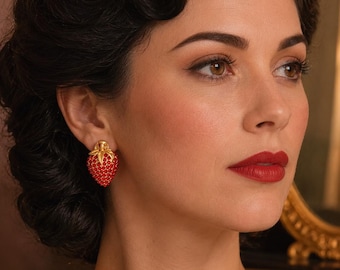 Pendientes de fresa con diamantes de imitación rojos, detalles de hojas en tono dorado, joyería vintage de frutas.