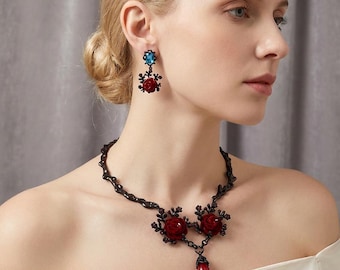 Conjunto de joyas góticas con diseño de rosa espinosa, collar y pendientes florales en rojo oscuro, joyería vintage llamativa para mujer.