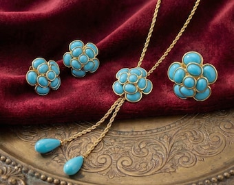 Conjunto de joyas con borla floral de camelia turquesa, collar y pendientes con colgante de estilo francés chic.
