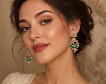 Pendientes colgantes vintage con forma de pavo real, joyería llamativa con aspecto de ópalo verde en tono dorado.