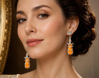Pendientes Art Déco de esmalte naranja con forma de gota de agua, joyería geométrica llamativa con cristales.