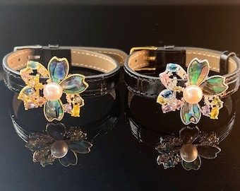 Pulsera floral vintage, correa ajustable de piel sintética negra, pulsera llamativa de perlas y diamantes de imitación.