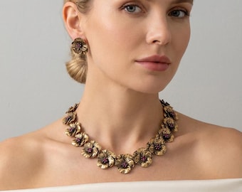 Conjunto de joyas florales con efecto envejecido, collar y pendientes de oro antiguo, accesorio llamativo de cristal morado para mujer.