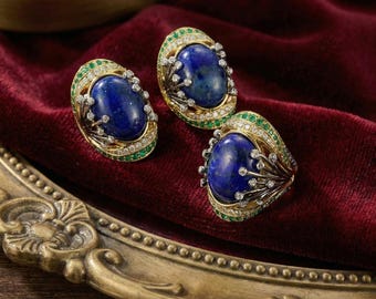 Conjunto de anillo y pendientes con gema azul intenso, estilo geométrico antiguo, art déco, oro mate y cobre.