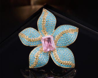 Broche floral azul, broche de hoja en tono dorado vintage, detalles de cristal turquesa.