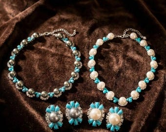 Conjunto de joyas florales de perlas turquesas, collar y pendientes llamativos con cuentas.