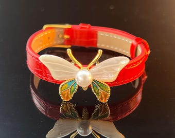 Pulsera de mariposa roja, brazalete ajustable de perlas, detalle floral con aspecto de esmalte.