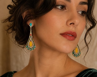 Pendientes llamativos de tono dorado vintage, colgantes de diamantes de imitación verdes y amarillos estilo boho.