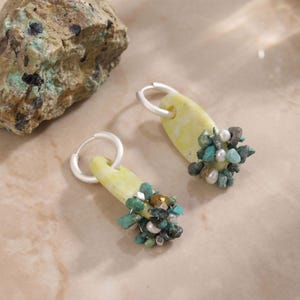 Pendientes colgantes de aro con incrustaciones de turquesa y jade limón artesanal, joyería bohemia inspirada en la naturaleza.