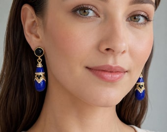 Pendientes llamativos Art Deco en forma de lágrima azul y negro, con colgantes de diamantes de imitación en tono dorado.