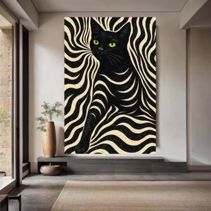 Può includere: Stampa artistica di un gatto nero dal design sorprendente. Il gatto ha occhi verde brillante, su uno sfondo ondulato nero e crema. L'opera d'arte è esposta in un ambiente interno moderno.