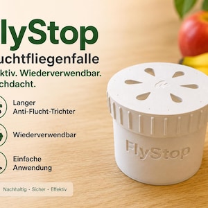 Può includere: Una trappola cilindrica bianca per moscerini della frutta con un coperchio dotato di fori di ventilazione a forma di petalo e il testo FlyStop in rilievo. Il dispositivo è presentato insieme a un testo che ne descrive le caratteristiche, tra cui un design a imbuto.