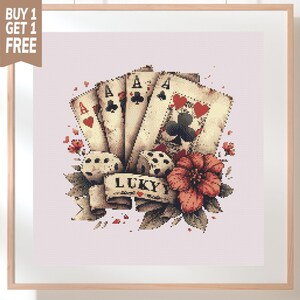 Puede incluir: Una obra de arte enmarcada con naipes, dados y una flor. Las cartas muestran ases de corazones, picas, tréboles y diamantes. Una pancarta dice "LUCKY". La obra de arte tiene una estética vintage con una oferta de "Compra 1 y llévate 1 gratis".