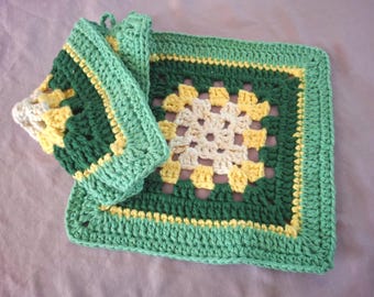 Lot de 2 linges à vaisselle/manique grand-mère carrés crochetés à la main blancs, verts et jaunes