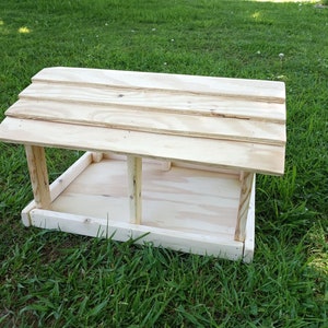 Onafgewerkte paviljoenfeeder van teruggewonnen hout