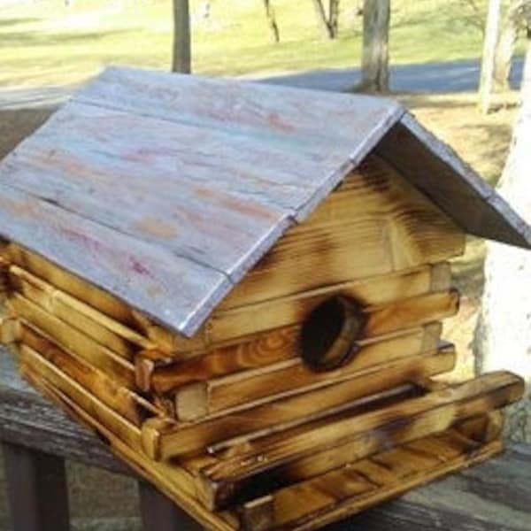 Silver roof log type wooden birdhouse with cleanout