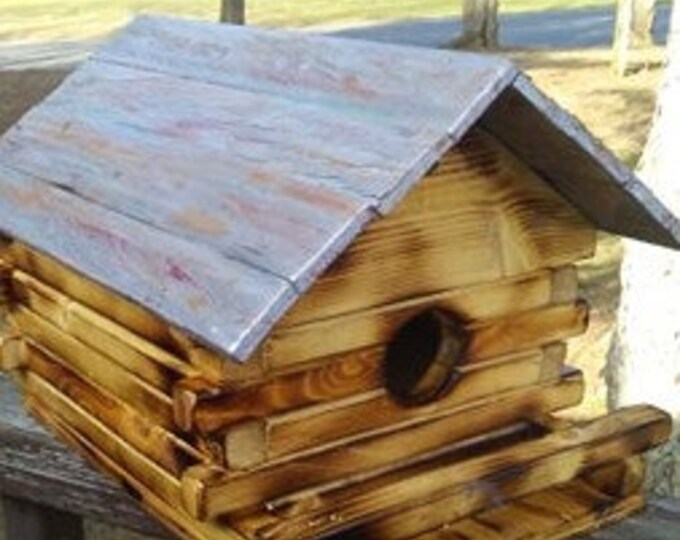 Silver roof log type wooden birdhouse with cleanout