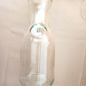 bouteille de lait vintage Paul Masson en verre transparent de la taille d&#39;un litre avec « M » en relief 1852